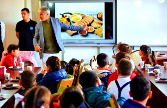 Çeşme öğrencileri sağlıklı beslenmeyi uygulayarak öğrendi