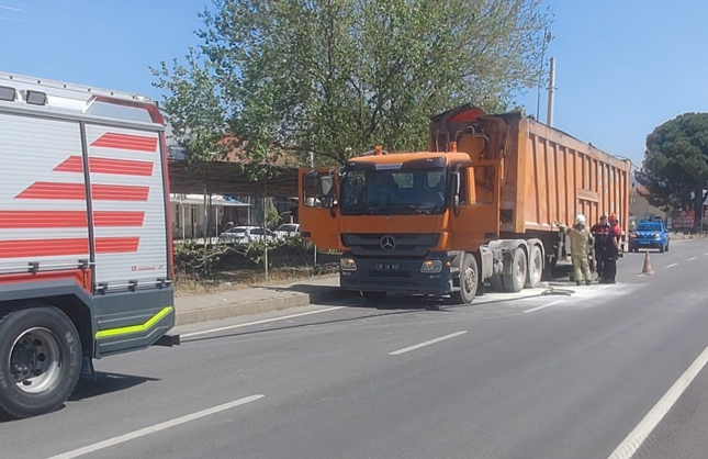 Bayındır’da seyir halindeki atık taşıma kamyonu alev aldı