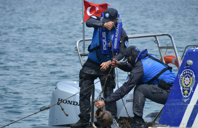 Aliağa’da kaçak ahtapot tuzakları imha edildi