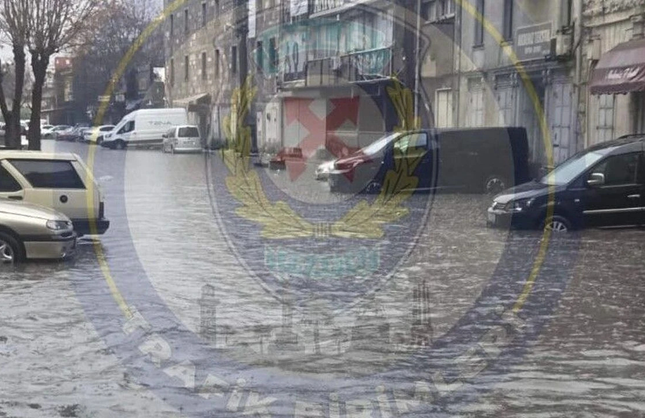 İzmir Emniyeti’nden Konak’ta su birikintisi uyarısı: Bazı sokaklar trafiğe kapatıldı