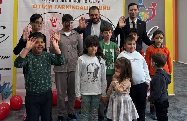 Bayındır’da otizm farkındalık günü renkli bowling şenliğine sahne oldu: Çocuklar doyasıya eğlendi