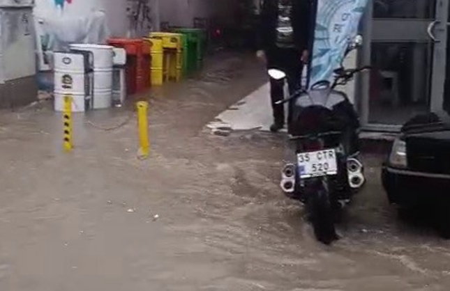 İzmir Dikili’de sağanak hayatı olumsuz etkiledi: Sokaklar göle döndü