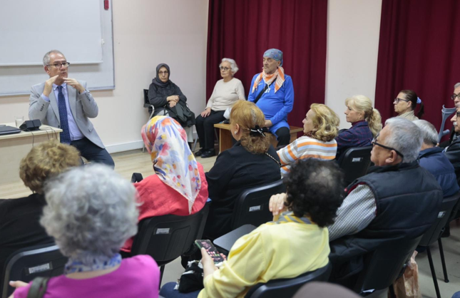 Konak'ın İleri Yaş Merkezi'nde hareketli seminer