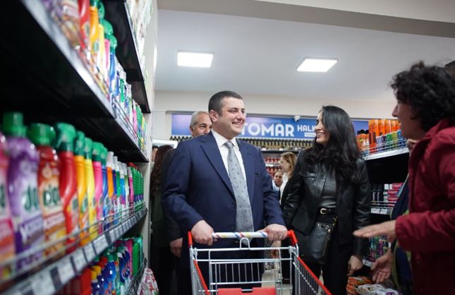 Torbalı’da uygun fiyatlı alışveriş dönemi başladı