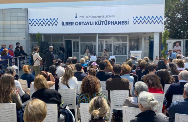 İlber Ortaylı, İzmir'de adını taşıyan kütüphane önünde anıldı