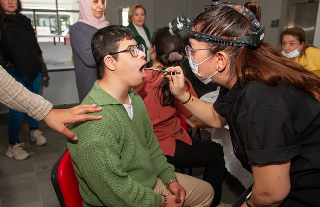 Karşıyaka’da özel bireylere diş sağlığı desteği