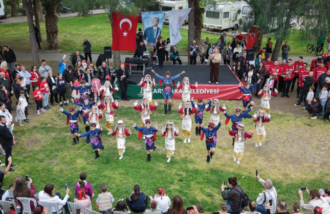 Karşıyaka'yı bayram coşkusu sardı: 23 Nisan kutlamaları spor ve eğlenceyle taçlandı