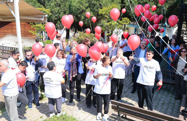 Konak’ta Otizm Farkındalık Günü’nde ‘Biz de Varız’ dediler