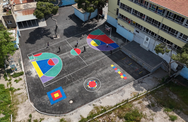 Konak'ta 'renkli dokunuş' okul bahçelerine de geldi