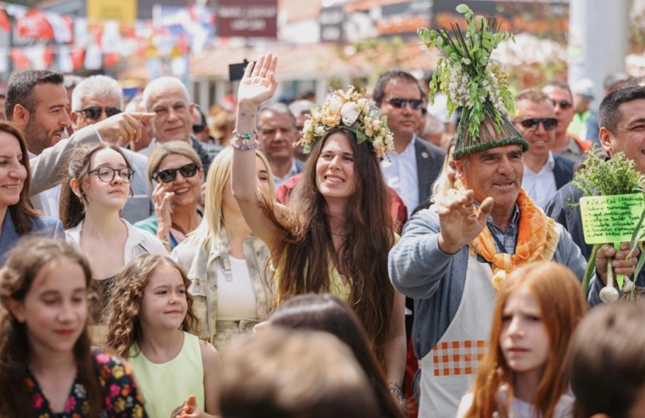 15. Uluslararası Alaçatı Ot Festivali'nin görkemli korteji ve 23 Nisan gururu bir arada