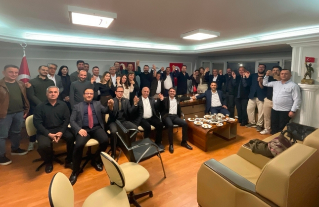 İzmir’de Maraşder güven tazeledi: Safa Narlı yeniden Başkan