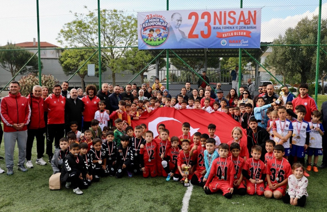 Menderes’te minik kramponlar sahaya çıktı