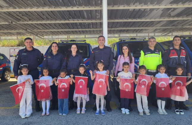 Minik öğrenciler Aliağa Jandarma Komutanlığını ziyaret etti