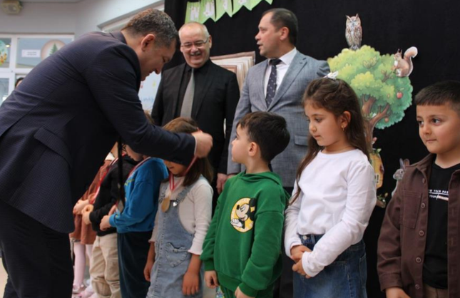 Kaymakam Erdoğan, Ödemiş'teki minik öğrencilere “Kitap Kurdu” madalyası verdi