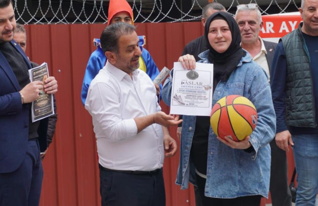 Kemeraltı Çarşısı’nda gram altın ödüllü basketbol yarışması ilgi gördü