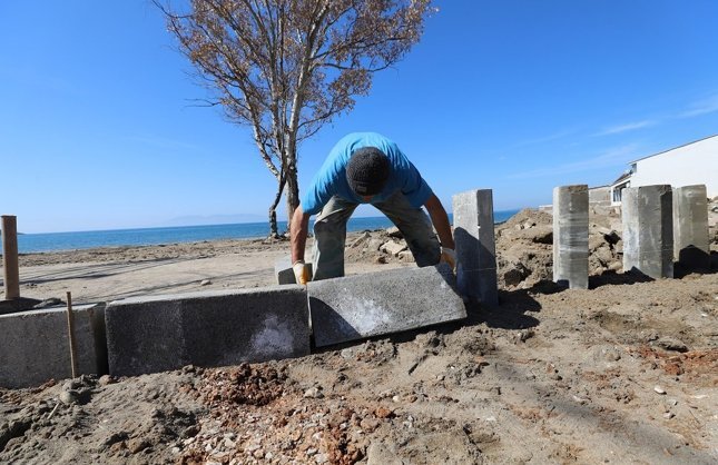Menderes’te sahil yolu yenileniyor: Yürüyüş rotası güvenli alana taşındı