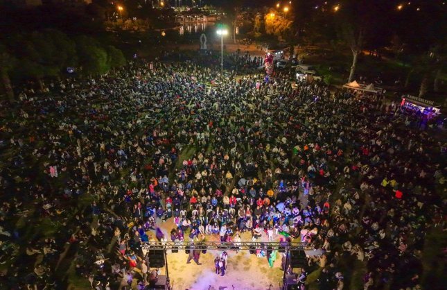 Karşıyaka’da Hıdırellez coşkusu: Binlerce kişi ateşin üzerinden atladı