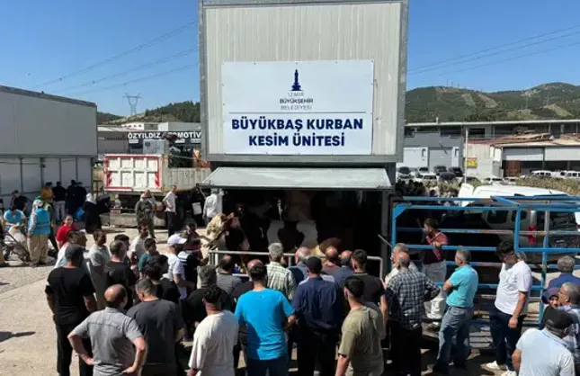 İzmir'de kesim noktalarında sabahın ilk saatlerinden itibaren hareketlilik
