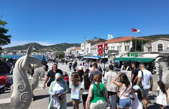Foça’da bayram yoğunluğu: Sahiller ve tesisler doldu
