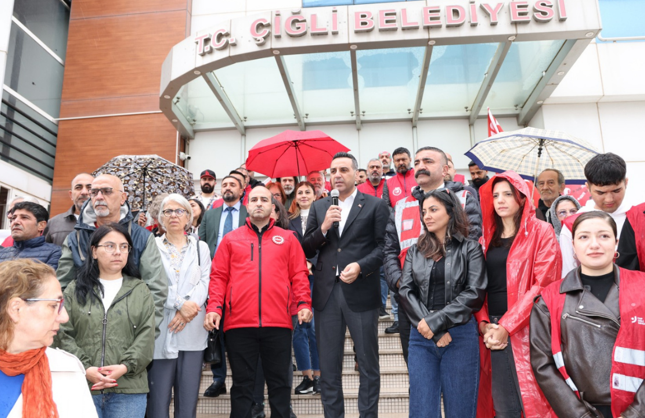 Çiğli'de 1 Mayıs coşkusu: Başkan Yıldız emekçilerle omuz omuza