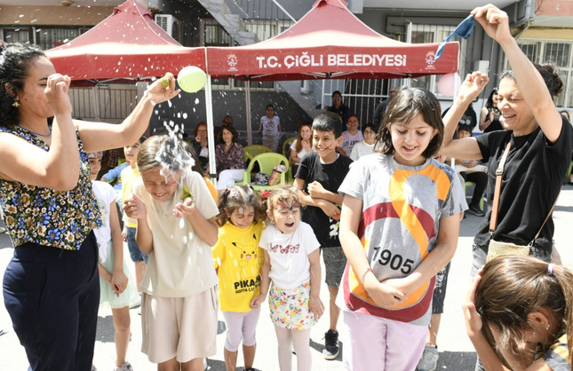 Çiğli'de yılsonu şenliği: Çocuklar doyasıya eğlendi