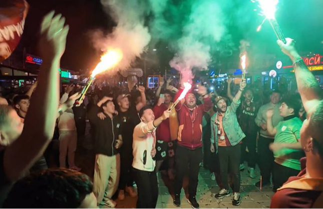 Foça'da Galatasaraylıların şampiyonluk coşkusu meydana sığmadı