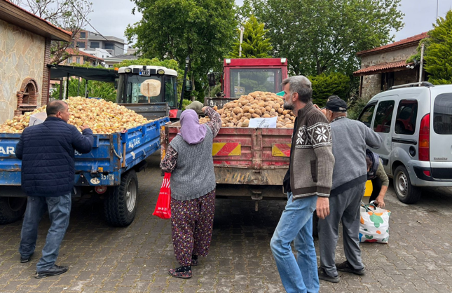 Güzelbahçe Beldiyesi'nden vatandaşlara ücretsiz patates soğan desteği