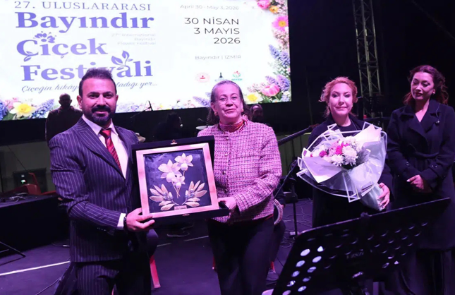 Bayındır Çiçek Festivali’nde türkü dolu gece: Hüseyin Turan sahne aldı