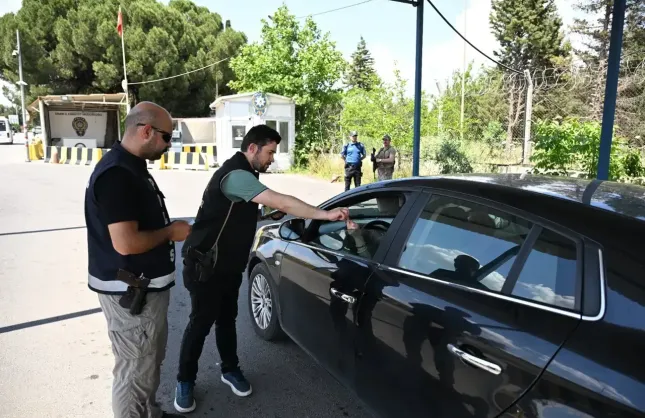 İzmir sokaklarında bayram güvenliği: Emniyet güçleri il genelinde alarm durumuna geçti