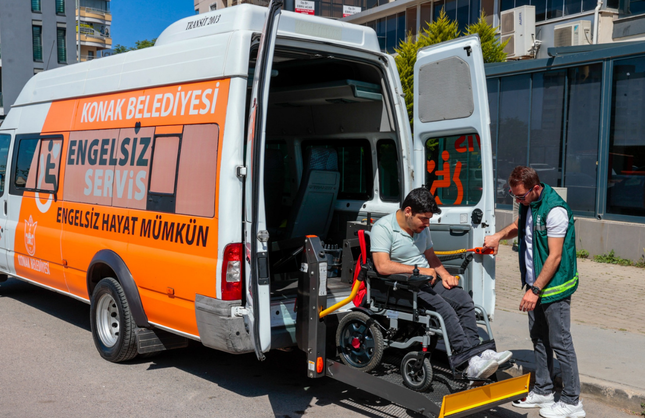 Konak'ın 'Engelsiz Servis'i' yüzleri güldürmeye devam ediyor