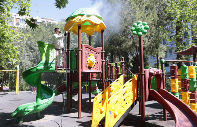 Konak'ın parklarında temizlik mesaisi