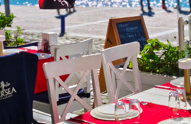 Foça sahilinde lezzet ve manzara Mersea'de buluşuyor