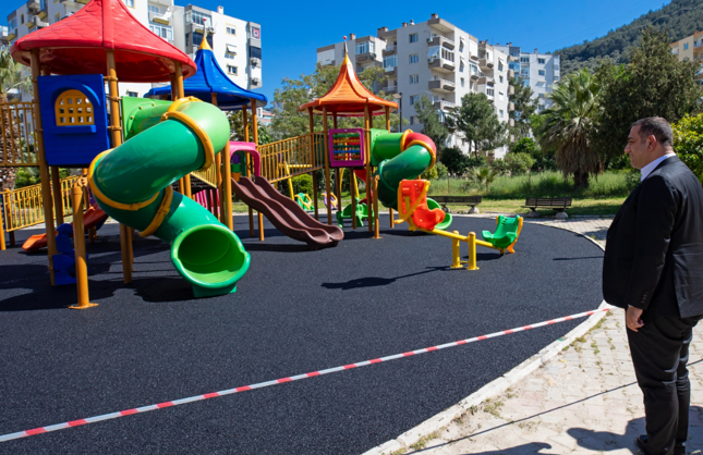 Narlıdere'de oyun parkı zeminleri yenileniyor