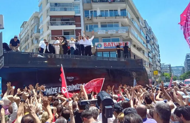 Özgür Özel’in İzmir mitingine hangi belediye başkanları katıldı?
