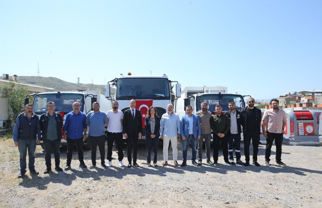 Karşıyaka’nın temizlik filosu üç yeni kamyonla güçlendi