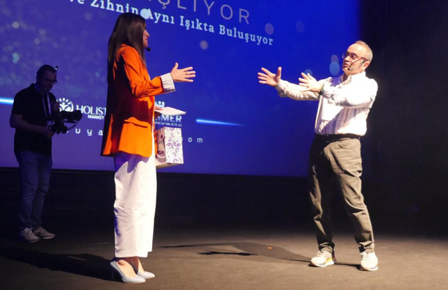 Kanser tedavisini tamamlayan Ece Vahapoğlu, Uyanışfest’e damga vurdu