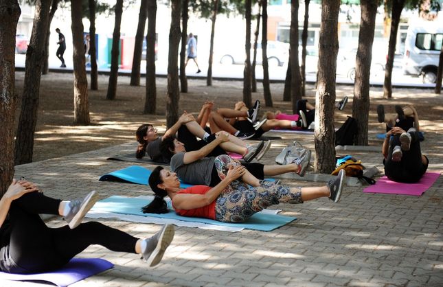 Karşıyaka’da açık havada sabah sporu keyfi başlıyor