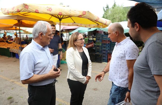 Başkan Akın pazar esnafı ve vatandaşlarla buluştu