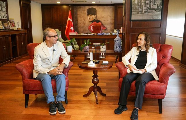 Karşıyaka’da Kardeş Kadrajlar buluşması: Fotoğraf yarışmasının birincisi Başkan Ünsal’ın konuğu oldu