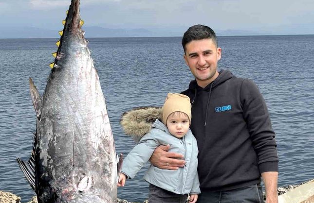 İzmir kıyılarında nadir av: Shore jigging yöntemiyle dev orkinos yakalandı