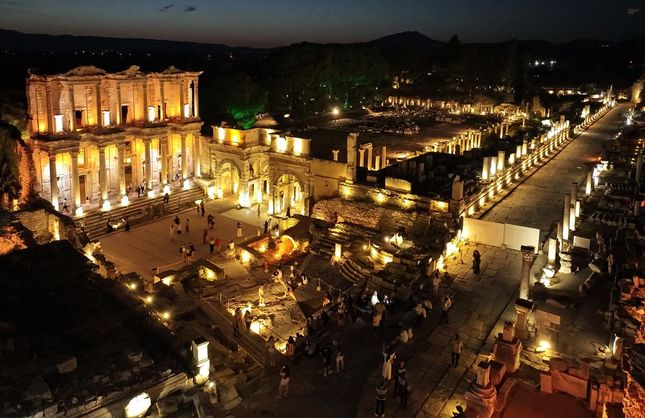 Işıklar altında tarihe yolculuk: Efes Antik Kenti’nde gece müzeciliği başladı