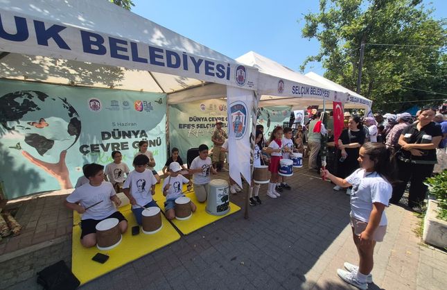 Efes Selçuk’ta Dünya Çevre Günü renkli etkinlikle kutlandı: Atığını getir, hediyeni götür