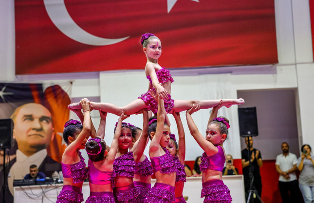 Bayraklı Belediyesi’nin yıl sonu gösterisi izleyenleri büyüledi