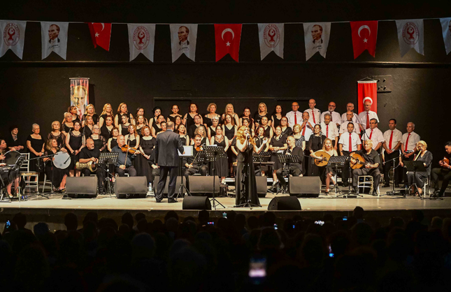 Bornova’da yaza coşkulu merhaba: Ayfer Feray’da müzik ziyafeti