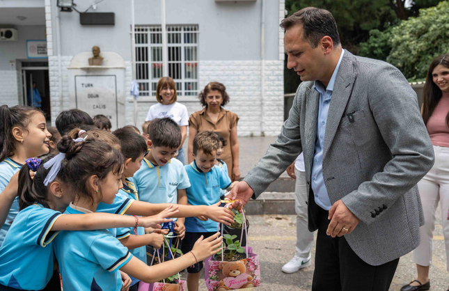 Minik ellere yeşil miras: Bornova’da çilek fideleri toprakla buluştu