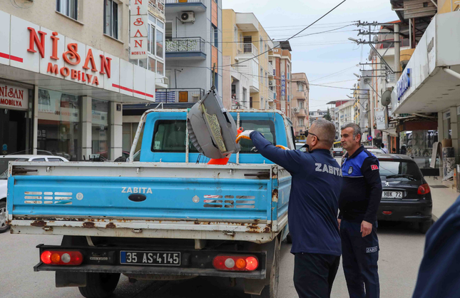 Buca’da kaldırım işgaline geçit yok! Zabıta ekiplerinden sıkı denetim