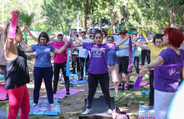 Buca'da kadınlar yazı sporla karşılıyor: Yoga, pilates ve zumbaya yoğun ilgi