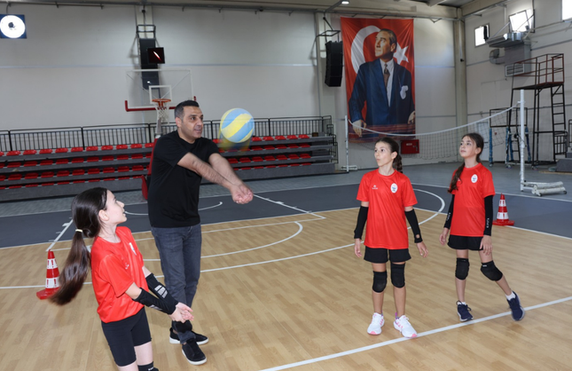 Çiğli Atatürk Kapalı Spor Salonu yenilenen yüzüyle sporculara açıldı