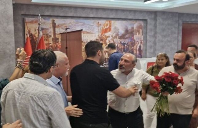 CHP İzmir İl Başkanlığı’nda “karanfil” gerginliği: Partililer arasında tartışma çıktı