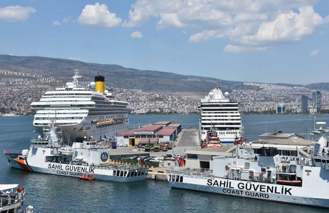 İzmir’e iki kruvaziyerle 3 bin 341 turist geldi